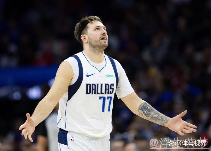 东契奇持球切入 漂移抛投打成并获罚球